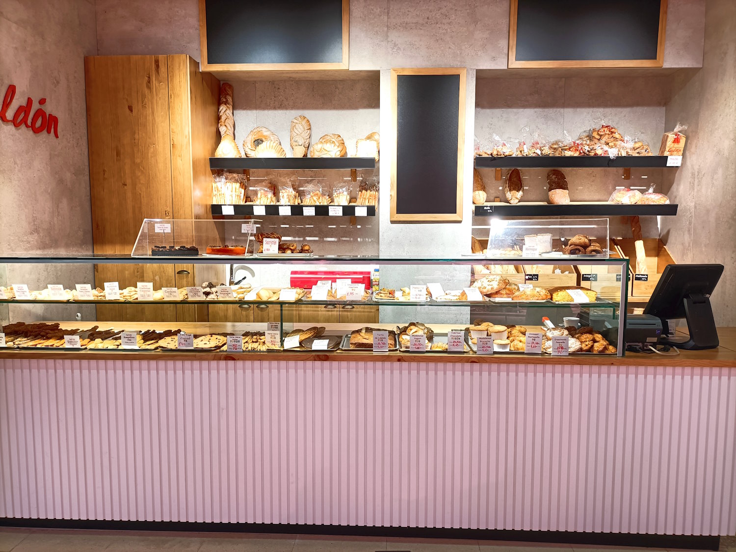 La reforma de Galdón en el Mercado de Algirós de Valencia ha terminado. Como sabéis, Galdón es una panadería pastelería cafetería importante en la zona de Mestalla de Valencia, y el puesto del mercado es exclusivamente para venta tradicional.
