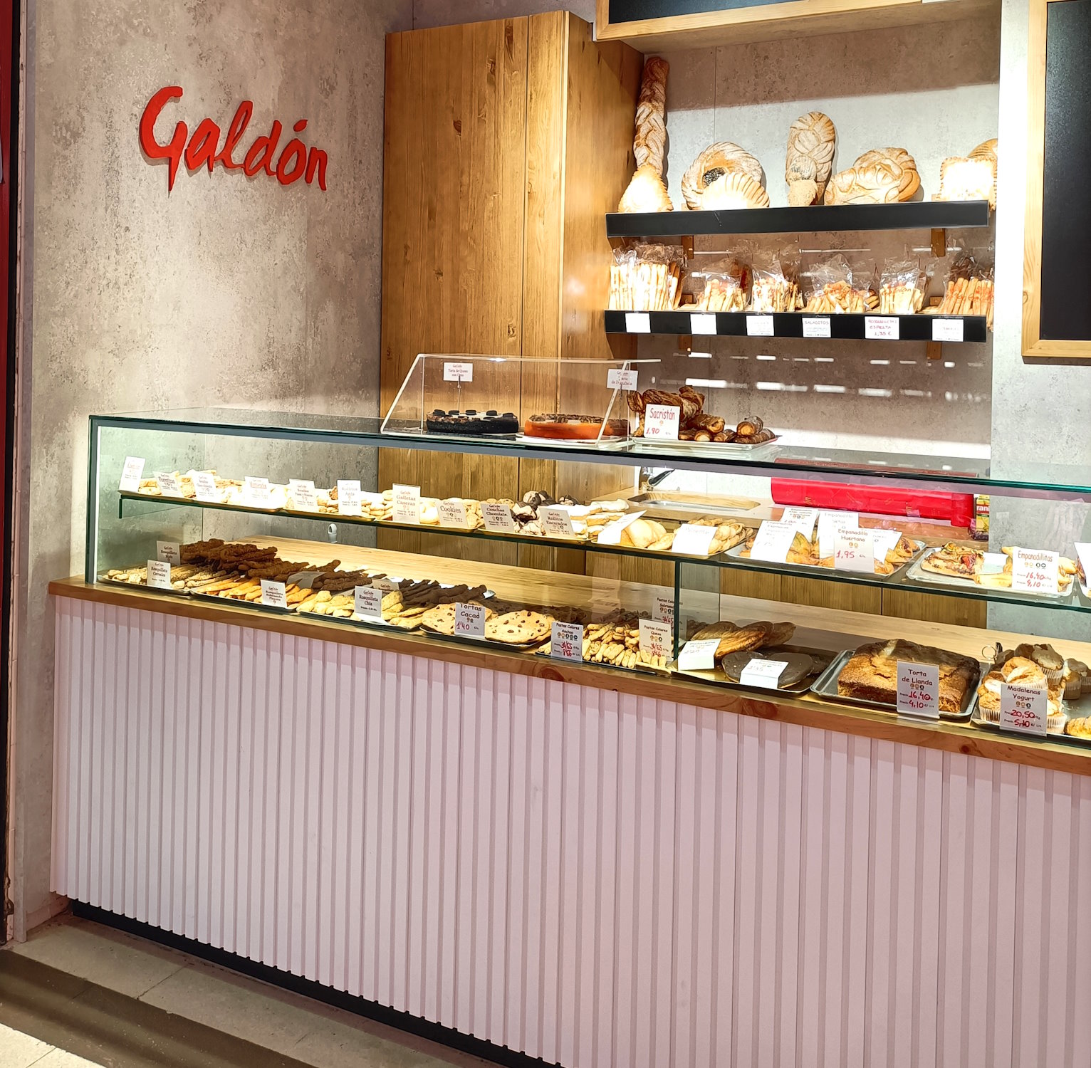 La gestión del espacio ha sido la clave de esta renovación de la panadería Galdón. Un espacio muy pequeño que había que optimizar al máximo, apurando cada rincón e instalando todos los pequeños detalles que hacen de este puesto de mercado, una panadería en toda regla.
