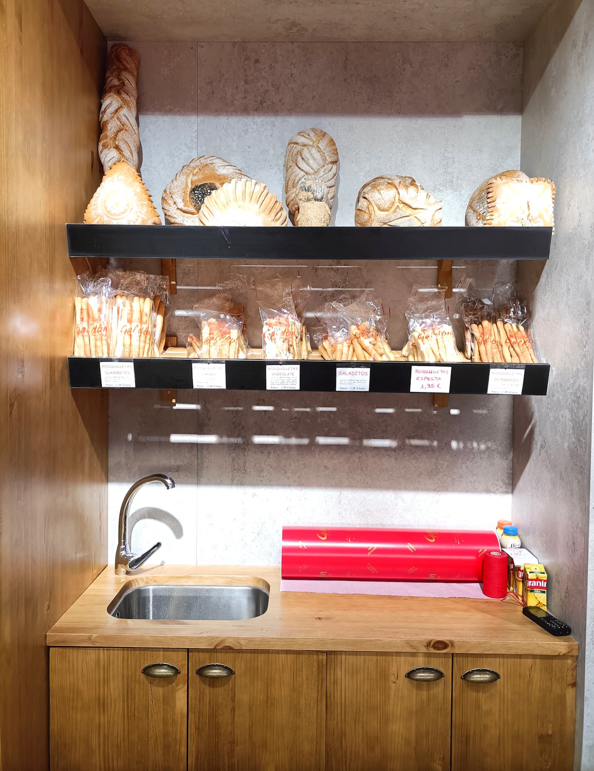 Nos ha encantado este proyecto, en RIDE estamos muy contentos de haber gestionado y solucionado esta renovación de una panadería pastelería con tantos detalles para que el día a día de Galdón sea fluido y pueda vender a sus clientes todos sus productos. Las estanterías flotantes a medida exacta del pequeño espacio y el fregadero integrado en la encimera.