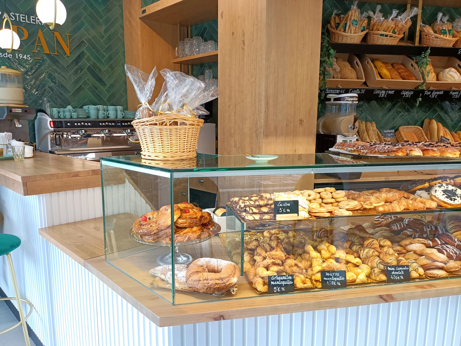 Galería Eras. Reforma panadería pastelería terminada, Julio 2023